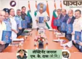 सैन्य अधिकारियों ओर रक्षा मंत्रालय के वरिष्ठ अधिकारियों के साथ रक्षा कूटनीति पर ‘रक्षा’  नामक रणनीतिक दस्तावेज जारी करते रक्षा मंत्री राजनाथ सिंह