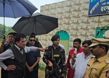 शिकायत मिलने पर शिवनेरी किला परिसर में बनी दरगाह की जांच-पड़ताल करने पहुंचे भाजपा नेता किरीट सोमैया