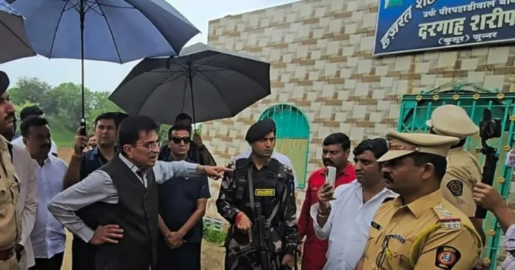 शिकायत मिलने पर शिवनेरी किला परिसर में बनी दरगाह की जांच-पड़ताल करने पहुंचे भाजपा नेता किरीट सोमैया