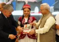 किर्गिज महाकाव्य 'मानस' के पहले हिंदी अनुवाद का विमोचन करते श्री सुनील आंबेकर