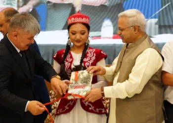 किर्गिज महाकाव्य 'मानस' के पहले हिंदी अनुवाद का विमोचन करते श्री सुनील आंबेकर