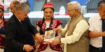किर्गिज महाकाव्य 'मनास' के पहले हिंदी अनुवाद का विमोचन करते श्री सुनील आंबेकर