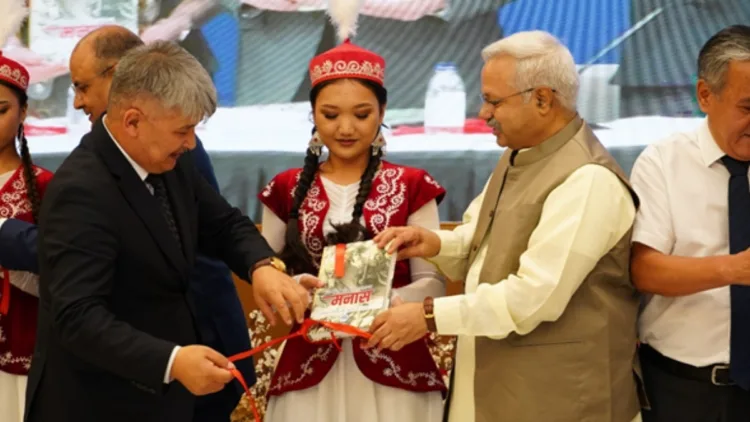 किर्गिज महाकाव्य 'मानस' के पहले हिंदी अनुवाद का विमोचन करते श्री सुनील आंबेकर