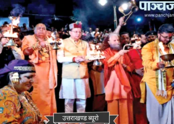 हरिपुर कालसी में हरिघाट के लोकार्पण अवसर पर मुख्यमंत्री पुष्कर सिंह धामी के साथ स्वामी चिदानंद सरस्वती और महामंडलेश्वर अरुण गिरि जी महाराज