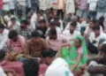 छात्रा का शव सड़क पर रखकर प्रदर्शन करते परिजन और गांव के लोग