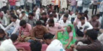 छात्रा का शव सड़क पर रखकर प्रदर्शन करते परिजन और गांव के लोग