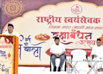 कार्यक्रम को संबोधित करते हुए श्री दत्तात्रेय होसबाले। मंच पर बैठे हैं डॉ. दयाशंकर मिश्र ‘दयालू ‘ एवं श्री जयप्रकाश