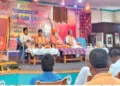कार्यक्रम के मंच पर विराजमान अतिथि
