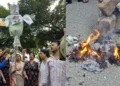 JNU के मुख्य द्वार पर अभाविप कार्यकर्ताओं का विरोध प्रदर्शन और पुतला दहन।