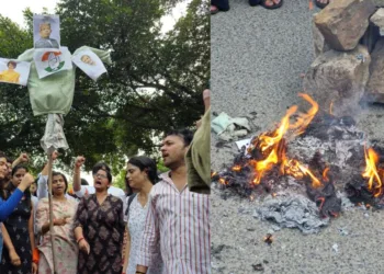 JNU के मुख्य द्वार पर अभाविप कार्यकर्ताओं का विरोध प्रदर्शन और पुतला दहन।