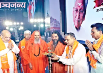 दीप प्रज्वलित कर श्री अशोक सिंहल जन्मशताब्दी वर्ष का श्रीगणेश करते महामंडलेश्वर स्वामी परमानंद गिरि जी महाराज। साथ में हैं बाएं से श्री अमित शाह, श्री आलोक कुमार, श्री दत्तात्रेय होसबाले और श्री महेश भागचंदका