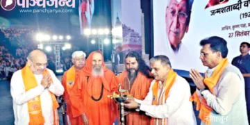 दीप प्रज्वलित कर श्री अशोक सिंहल जन्मशताब्दी वर्ष का श्रीगणेश करते महामंडलेश्वर स्वामी परमानंद गिरि जी महाराज। साथ में हैं बाएं से श्री अमित शाह, श्री आलोक कुमार, श्री दत्तात्रेय होसबाले और श्री महेश भागचंदका