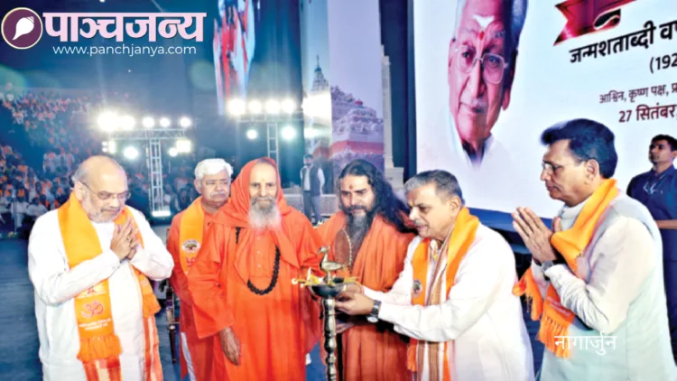 दीप प्रज्वलित कर श्री अशोक सिंहल जन्मशताब्दी वर्ष का श्रीगणेश करते महामंडलेश्वर स्वामी परमानंद गिरि जी महाराज। साथ में हैं बाएं से श्री अमित शाह, श्री आलोक कुमार, श्री दत्तात्रेय होसबाले और श्री महेश भागचंदका