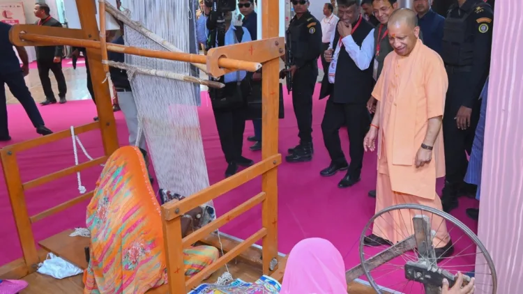 भदोही के कारपेट एक्सपो मार्ट में महिला कारीगरों से बात करते मुख्यमंत्री योगी आदित्यनाथ।