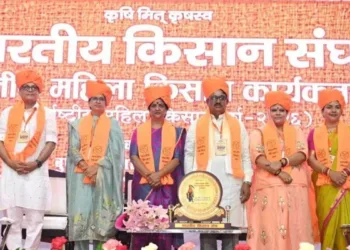 भारतीय किसान संघ के महिला किसान कार्यकर्ता सम्मेलन में मंच पर पदाधिकारी।
