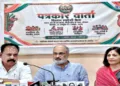 पत्रकारों को मेले की जानकारी देते वरिष्ठ कार्यकर्ता