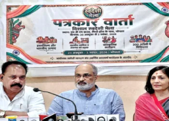 पत्रकारों को मेले की जानकारी देते वरिष्ठ कार्यकर्ता