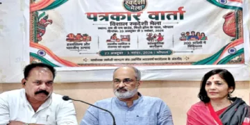 पत्रकारों को मेले की जानकारी देते वरिष्ठ कार्यकर्ता