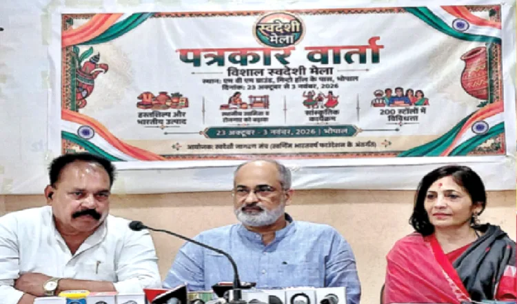 पत्रकारों को मेले की जानकारी देते वरिष्ठ कार्यकर्ता