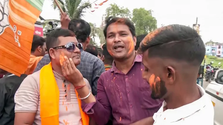 नंदीग्राम में जीत का जश्न मनाते भाजपा के कार्यकर्ता