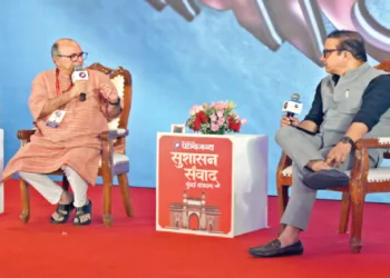 फिल्मकार डॉ. चंद्रप्रकाश द्विवेदी से संवाद करते हुए वरिष्ठ पत्रकार अनुराग पुनेठा