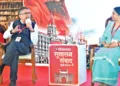 कार्यक्रम के मंच पर हैं आशीष कुमार चाैहान और छाया नंजप्पा