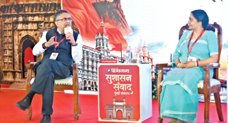 कार्यक्रम के मंच पर हैं आशीष कुमार चाैहान और छाया नंजप्पा