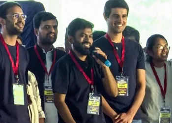 बेंगलुरु में कॉकरोच जनता पार्टी के संस्थापक अभिजीत दीपके, प्रवक्ता आशुतोष रांका और यूट्यूबर ध्रुव राठी।