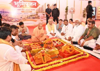 भूमिपूजन करते मुख्यमंत्री योगी आदित्यनाथ
