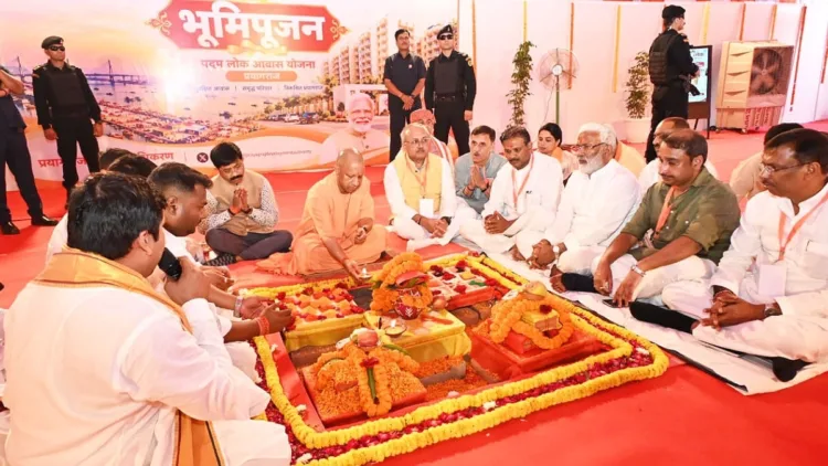 भूमिपूजन करते मुख्यमंत्री योगी आदित्यनाथ