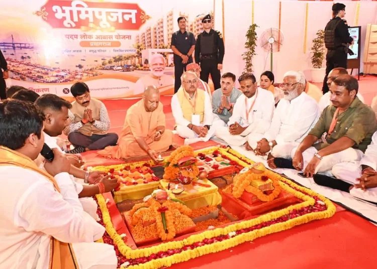 भूमिपूजन करते मुख्यमंत्री योगी आदित्यनाथ