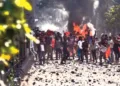 फरवरी, 2020 में दिल्ली में हुए दंगों के दौरान पुलिस पर पथराव करते दंगाई (फाइल फोटो)
