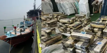 गुजरात पुलिस और कोस्टगार्ड ने पकड़ी ड्रग्स की बड़ी खेप।