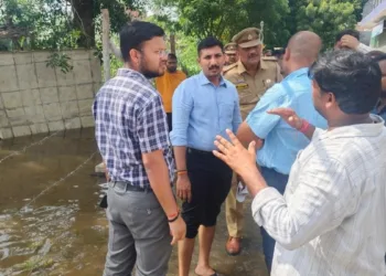 लखनऊ में बाढ़ और राहत अभियान का जायजा लेते अधिकारी