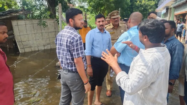 लखनऊ में बाढ़ और राहत अभियान का जायजा लेते अधिकारी