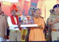 उत्तर प्रदेश में ग्राम प्रहरी को सम्मानित करते मुख्यमंत्री योगी आदित्यनाथ।