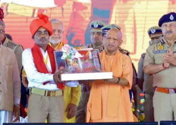 उत्तर प्रदेश में ग्राम प्रहरी को सम्मानित करते मुख्यमंत्री योगी आदित्यनाथ।