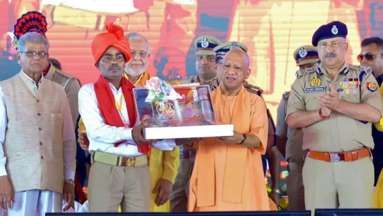 उत्तर प्रदेश में ग्राम प्रहरी को सम्मानित करते मुख्यमंत्री योगी आदित्यनाथ।