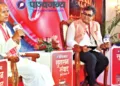 श्री वी. भागैय्या से बातचीत करते श्री हितेश शंकर