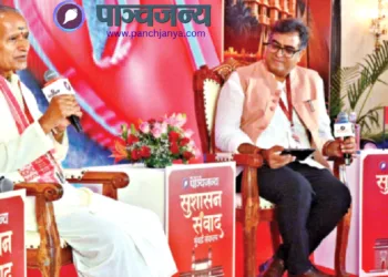 श्री वी. भागैय्या से बातचीत करते श्री हितेश शंकर