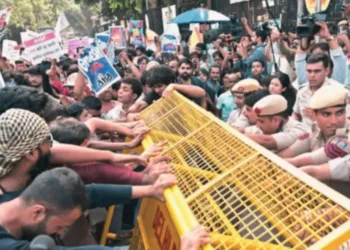 दिल्ली में आए दिन होने वाले प्रदर्शनों के कारण कई बार ऐसे हालात बन जाते हैं, जिससे आम लोगों को भारी परेशानी का सामना करना पड़ता है। (प्रतीकात्मक तस्वीर)