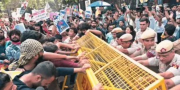 दिल्ली में आए दिन होने वाले प्रदर्शनों के कारण कई बार ऐसे हालात बन जाते हैं, जिससे आम लोगों को भारी परेशानी का सामना करना पड़ता है। (प्रतीकात्मक तस्वीर)