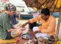 काशी में चाचा का पिंडदान करते अमेरिकी नागरिक जैक्सन।