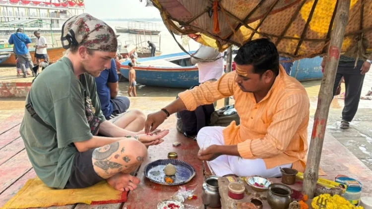 काशी में चाचा का पिंडदान करते अमेरिकी नागरिक जैक्सन।
