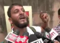 मीडिया से बात करता कश्मीरी युवक