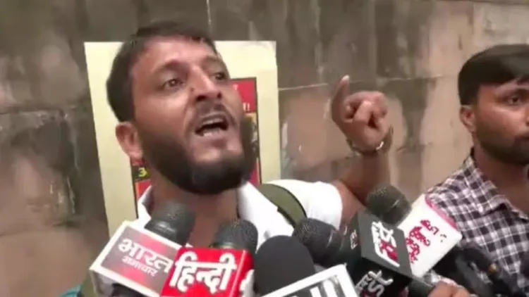 मीडिया से बात करता कश्मीरी युवक