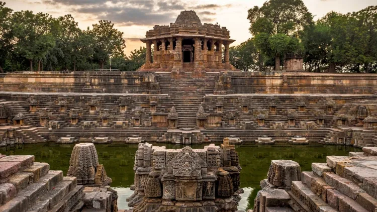 प्रसिद्ध मोढेरा सूर्य मंदिर (फोटो साभार- गुजरात पर्यटन)