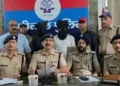 ड्रग तस्करों के बारे में मीडिया को जानकारी देते पुलिस अधिकारी।