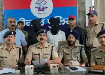 ड्रग तस्करों के बारे में मीडिया को जानकारी देते पुलिस अधिकारी।