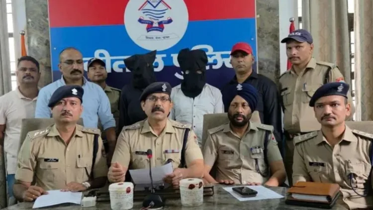ड्रग तस्करों के बारे में मीडिया को जानकारी देते पुलिस अधिकारी।